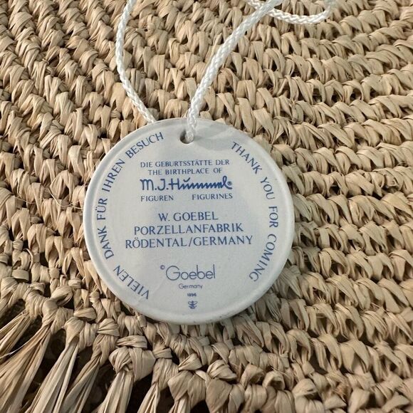 M. I Hummel Vintage Lot of Thimble, Pin,‎ Medallion Ornament & 1979 Bell - Picture 7 of 12